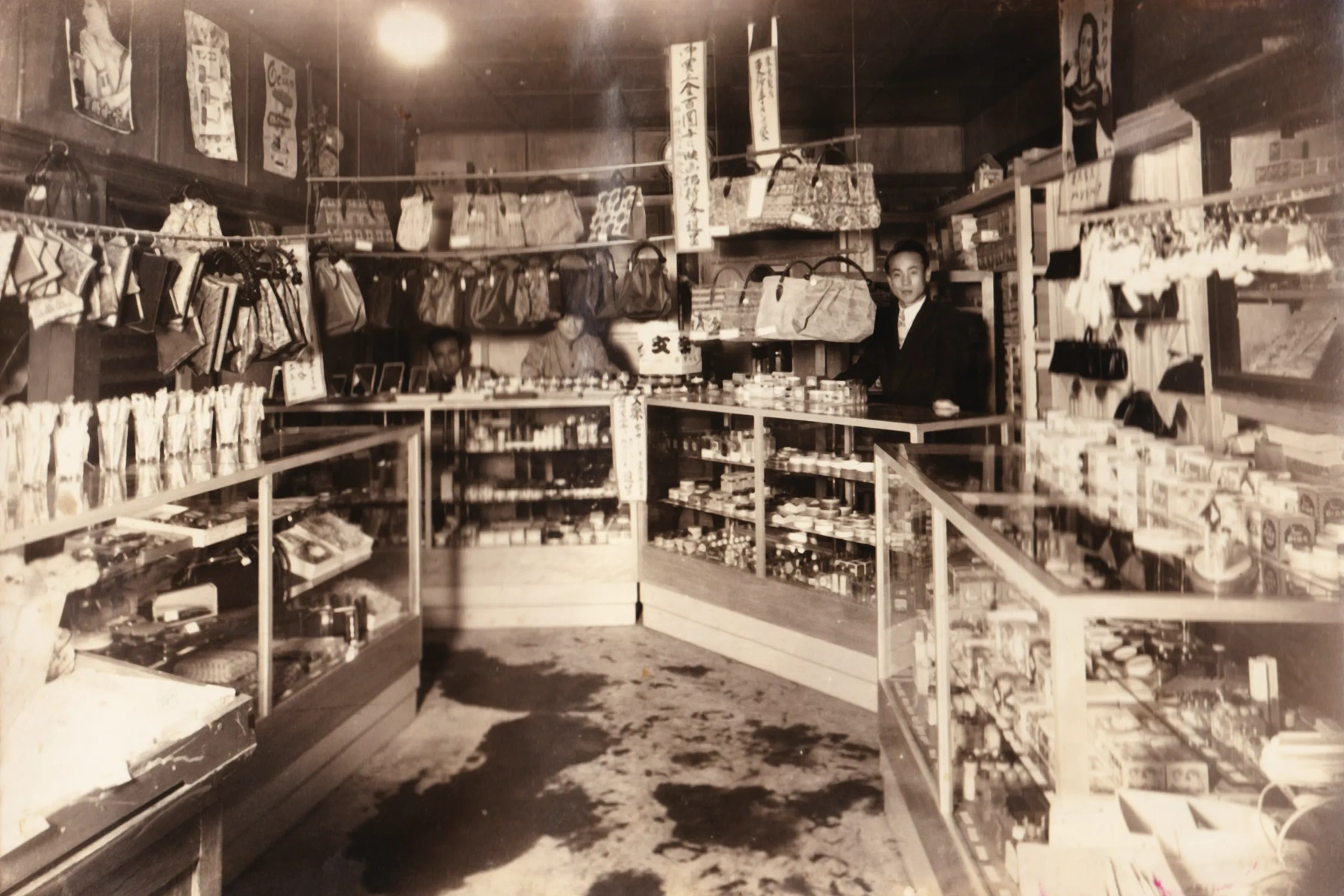 1950年2月株式会社図師鈴香堂設立時の店内写真