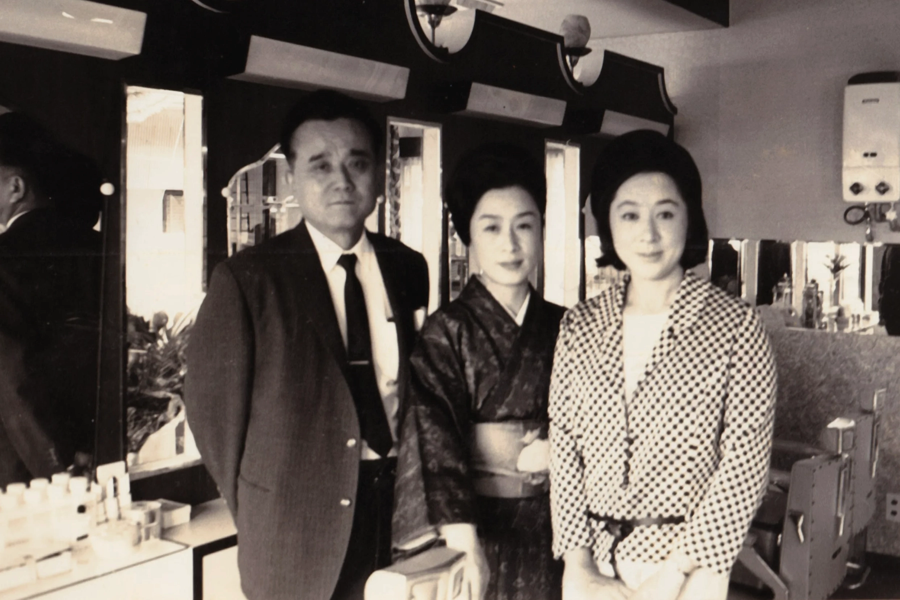図師鉄二郎、図師洋子、月丘夢路氏（左より）の写真