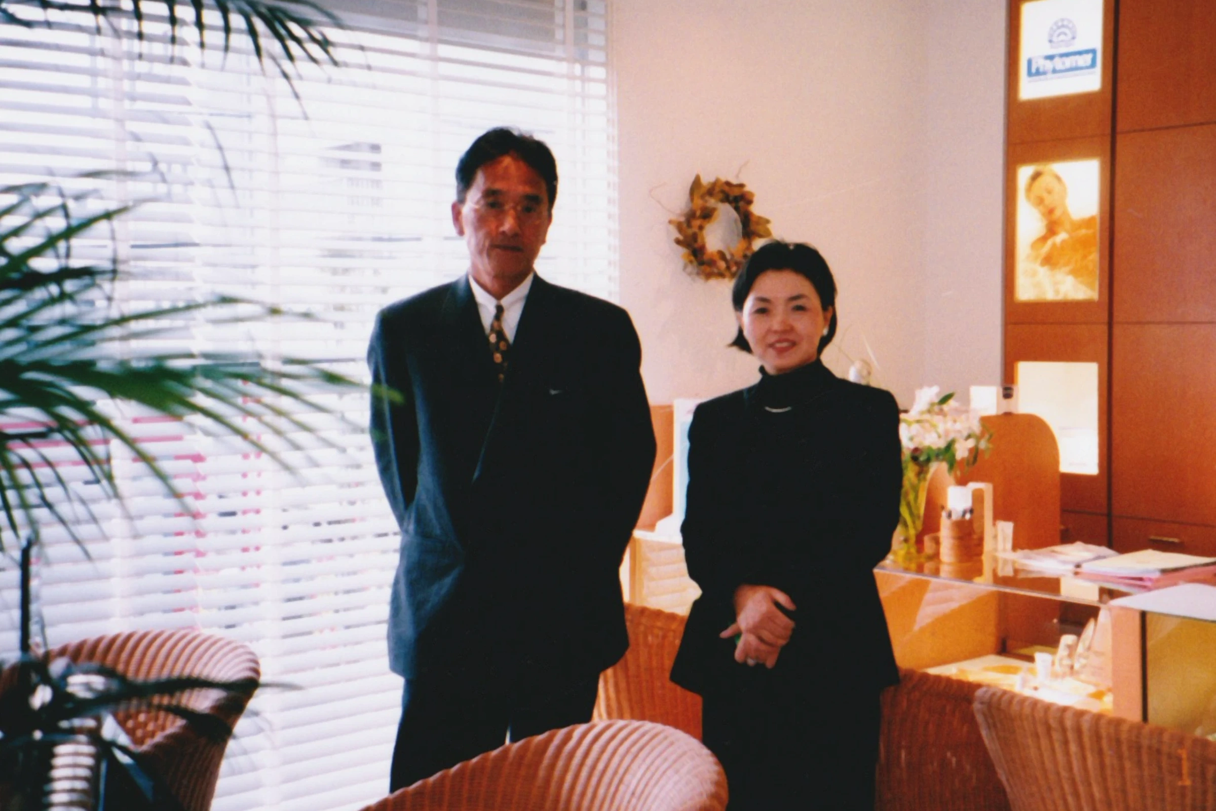 本社ビル完成時の図師洋二・育代夫妻。 ブランドの新たなステージへと歩みを進めた節目の一枚。