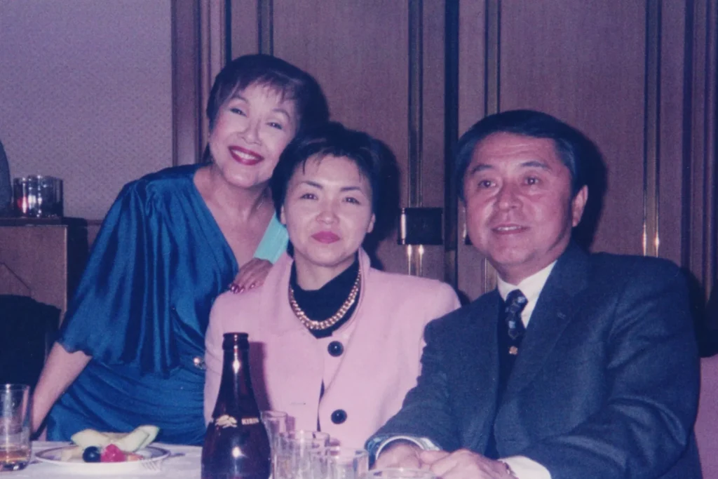 ドクター石井（右）、妻でシャンソン歌手の坂本スミ子氏（左）、中央は育代。